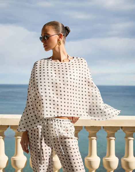  4th & Reckless 4th & Reckless - Parte De Un Conjunto - Top Playero Blanco Transparente Estilo Capa Con Estampado De Lunares De Malla 