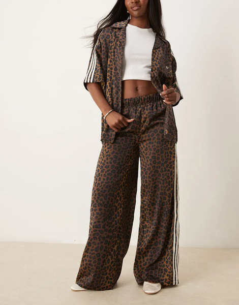  Adidas Originals Pantalones De Chándal De Pernera Ancha Con Estampado De Leopardo De Satén De Adidas Originals-multicolor 