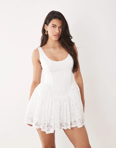  Aria Cove Vestido Corto Blanco Con Cuello Ancho, Bajo De Volantes Y Detalle Estilo Corsé De Encaje De Aria Cove 