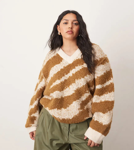  Arrange Jersey Marrón Caramelo Y Color Crema Extragrande Con Estampado De Tigre, Cuello De Pico Y Bajo Redondeado De Intarsia De Arrange Curve-multicolor 