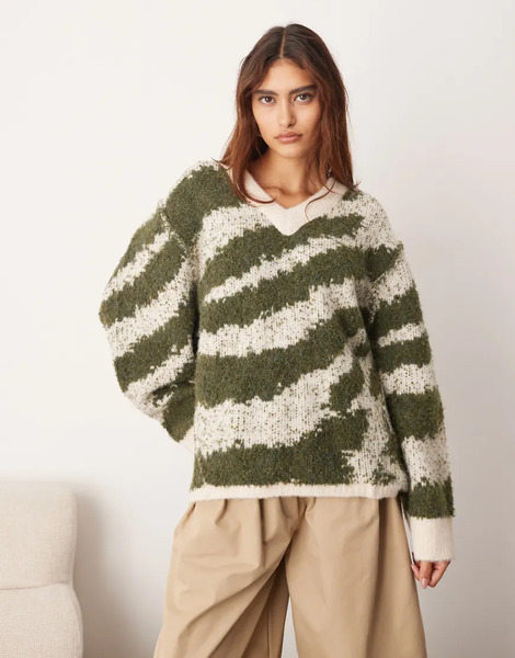  Arrange Jersey Verde Y Beis Crema Extragrande Con Estampado De Tigre, Cuello De Pico Y Bajo Redondeado De Intarsia De Arrange-multicolor 