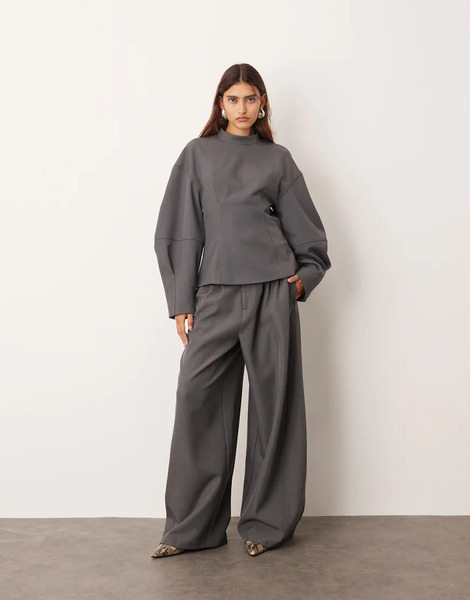  Arrange Pantalones De Sastre Grises De Pernera Barrel Ancha Con Detalles Plisados De Arrange (parte De Un Conjunto) 