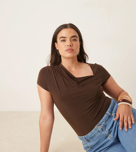  Asos Curve Body Marrón Chocolate Ceñido De Manga Corta Con Cuello Asimétrico Y Detalle Drapeado De Asos Design Curve 