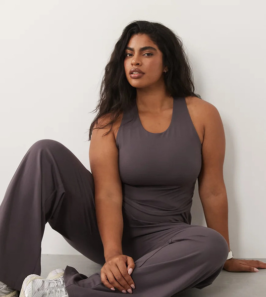  Asos 4505 Curve - Icon - Camiseta Gris Tormenta Sin Mangas Con Espalda De Nadadora, Sujetador Integrado Y Relleno Extraíble De Tejido Suave 