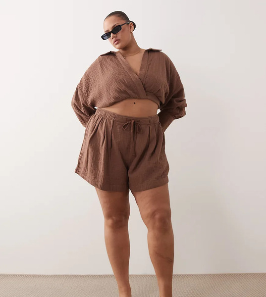  Asos Curve Pantalones Cortos Playeros Marrón Moca Con Cinturilla Paperbag De Bambula Callie De Asos Design Curve-brown 