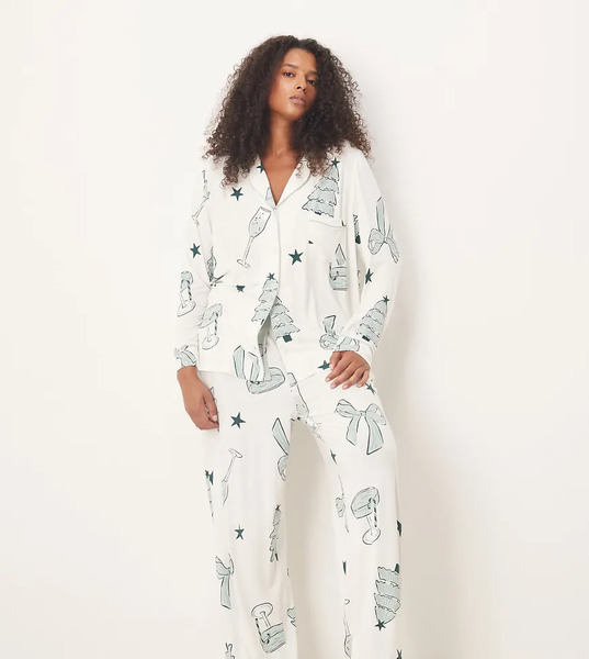  Asos Curve Pijama De Pantalones Y Camisa De Manga Larga Con Estampado Navideño De Bebidas Y Ribetes En Contraste De Tejido Muy Suave De Asos Design Curve-blanco 