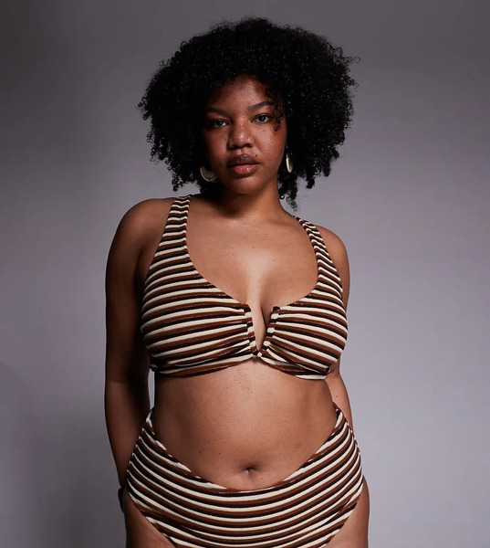  Asos Curve Top De Bikini Marrón Caramelo Con Detalle Rígido En Forma De Pico De Tejido De Rizo Tori Nissi De Asos Design Curve-brown 