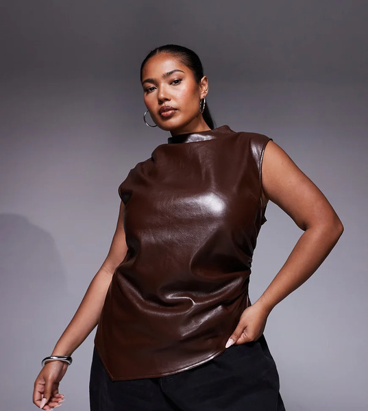  Asos Curve Top De Vestir Marrón Chocolate Asimétrico Con Cuello Alto Y Diseño Drapeado De Tejido Efecto Cuero De Asos Design Curve-brown 