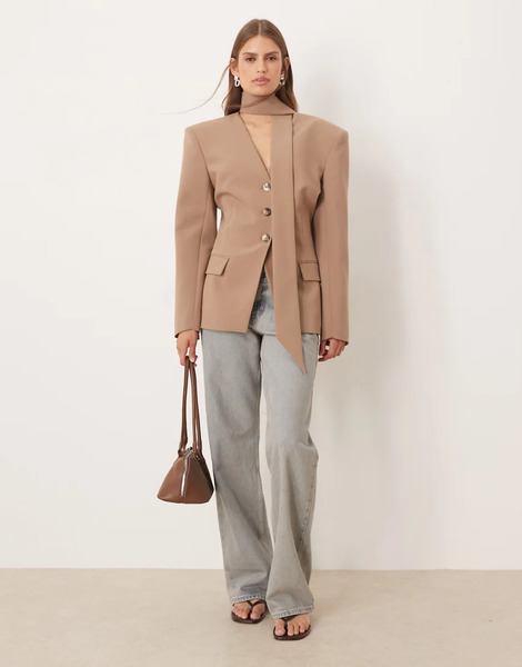  Asos Design Americana Marrón Moca Con Cintura Entallada, Hombreras Y Detalle De Fular De Asos Design (parte De Un Conjunto)-brown 