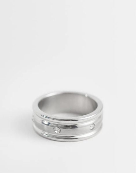  Asos Design Asos Design - Anillo Plateado Pulido De Banda Con Parte Central Abombada Y Detalle De Cristales De Acero Inoxidable Resistente Al Agua 