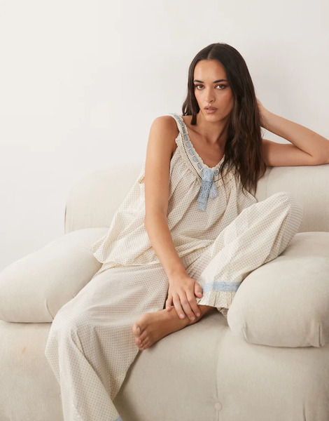  Asos Design Asos Design - Conjunto Color Crema Y Azul De Pantalones Y Top De Estilo Mesonera Con Estampado De Lunares Y Detalle De Cinta-blanco 