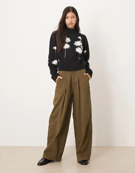  Asos Design Jersey Monocromático Con Estampado Floral, Cuello Alto Y Cintura Ceñida De Tejido Cepillado De Asos Design-negro 