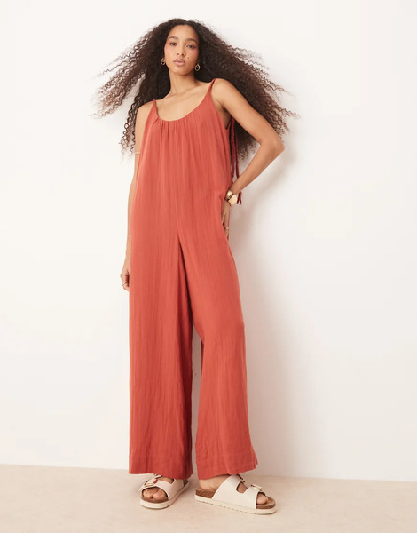  Asos Design Mono Largo Color óxido Con Cuello Ancho Y Detalle De Lazadas Trenzadas De Tejido Doble De Asos Design-rojo 