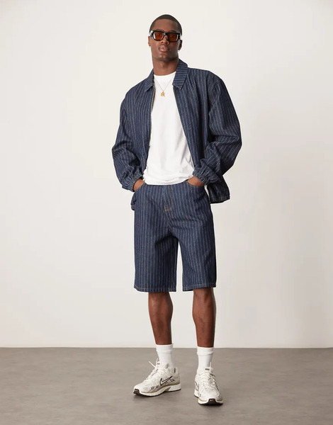  Asos Design Pantalones Cortos Vaqueros Azules De Corte Alargado Con Raya Diplomática Y Lavado Oscuro De Asos Design (parte De Un Conjunto) 
