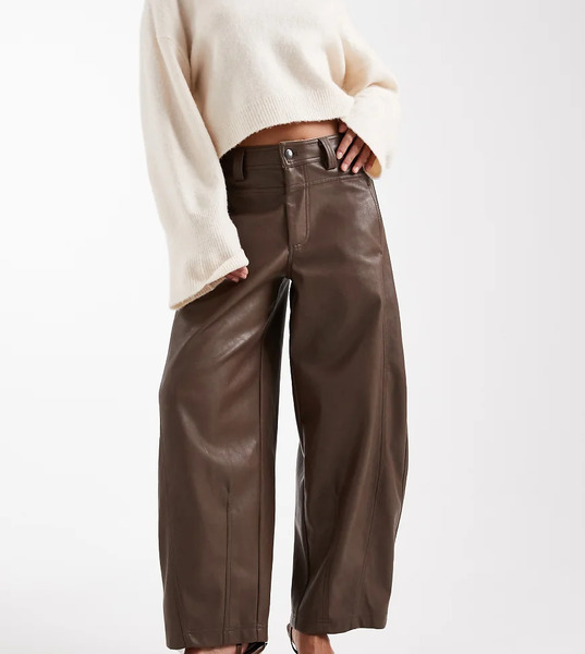  Asos Design Pantalones Marrones De Pernera Barrel Con Detalle De Costuras De Cuero Sintético De Asos Design Petite-brown 
