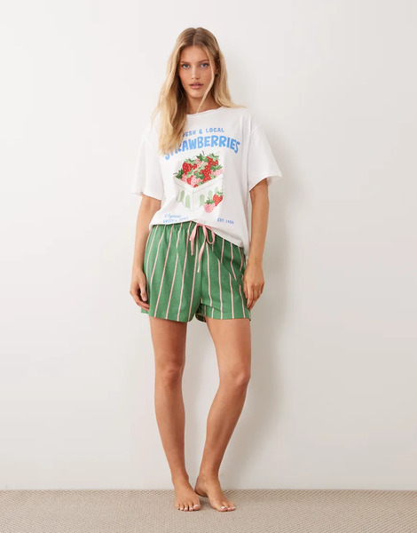  Asos Design Asos Design - Pijama De Camiseta Extragrande Y Pantalones Cortos A Rayas Con Estampado Gráfico De Fresas-verde 