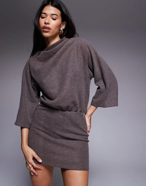  Asos Design Vestido Corto Marrón Chocolate Jaspeado Con Mangas Estilo Blusón Y Cuello Alto Asimétrico De Tejido Muy Suave De Asos Design-rojo 