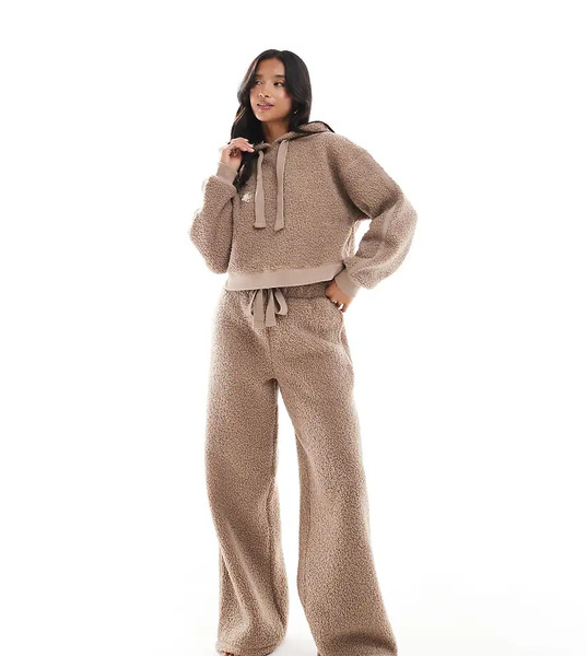  Asos Petite Conjunto Marrón Topo De Estar Por Casa De Sudadera Corta Con Capucha Y Pantalones De Pernera Ancha De Borreguito De Asos Design Petite-blanco 