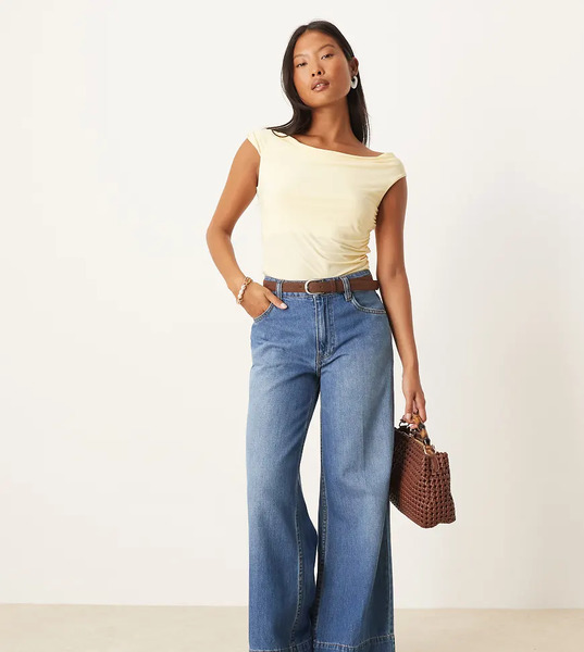  Asos Petite Vaqueros De Pernera Ancha Con Lavado Medio Oscuro, Cinturón Y Detalle De Raya En La Parte Delantera De Asos Design Petite-azul 