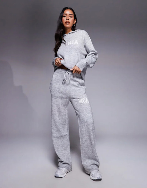  Asos Weekend Collective Joggers Grises De Pernera Ancha Con Gráfico Universitario De Punto De Weekend Collective (parte De Un Conjunto) 