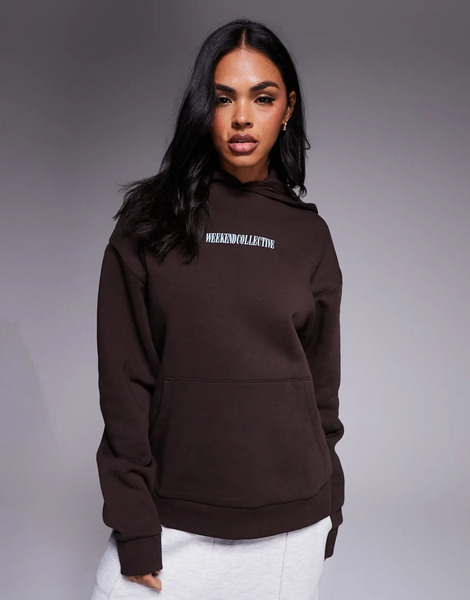  Asos Weekend Collective Sudadera Marrón Chocolate Extragrande Con Capucha Y Logo Apilado En La Espalda De Weekend Collective 