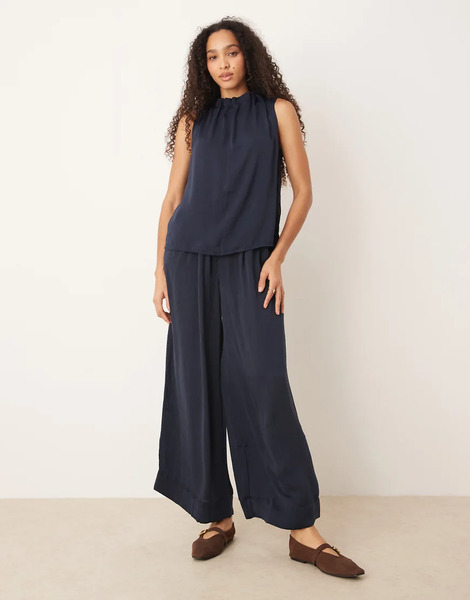  Aware Pantalones Azul Marino De Talle Alto Y Pernera Ancha Con Detalle De Pinzas De Aware (parte De Un Conjunto) 