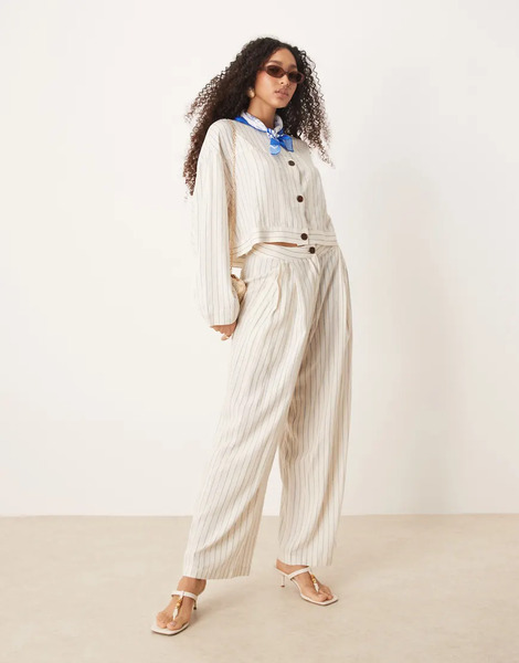  Aware Pantalones Blancos De Pernera Ancha Con Raya Diplomática De Tejido Efecto Lino De Aware (parte De Un Conjunto) 
