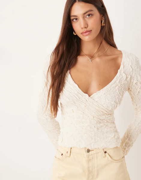  Aware Top Color Crema Con Detalle Cruzado Y Mangas Acampanadas De Punto De Jacquard Elástico De Aware-blanco 