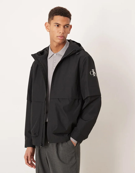 Calvin Klein Jeans Chaqueta Cortavientos Negra Extragrande Con Capucha De Tejido Antidesgarros De Calvin Klein Jeans-negro 