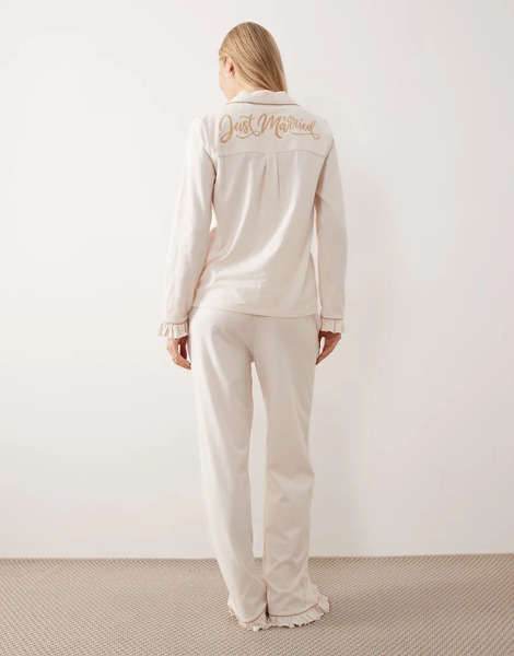  Chelsea Peers Pijama De Novia Blanco Con Texto just Married Cuello De Solapas, Puños Y Bajo De Volantes De Chelsea Peers 
