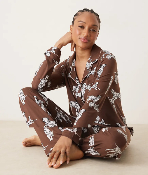  Chelsea Peers Tall Pijama Marrón Chocolate De Pantalones Y Camisa De Manga Larga Con Estampado De Dálmatas Y Cuello De Solapas Exclusivo De Chelsea Peers Tall 