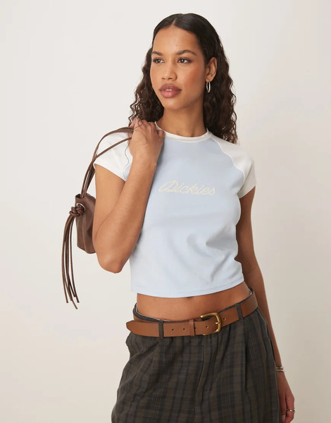  Dickies Camiseta Azul Claro Y Blanco Hueso Con Diseño Encogido, Mangas Raglán Y Logo De Cuerda De Estilo Wéstern De Dickies 