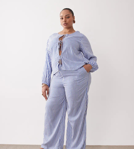  Esmee Curve Pantalones Playeros A Rayas Azules Y Blancas Con Lazada Delantera De Esmee Curve (parte De Un Conjunto) 