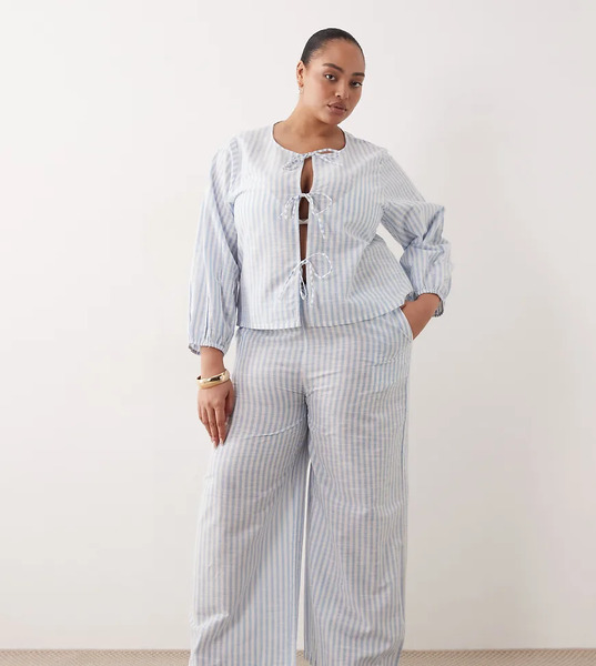  Esmee Curve Pantalones Playeros A Rayas Azules Y Blancas Con Lazada Delantera De Esmee Curve (parte De Un Conjunto) 