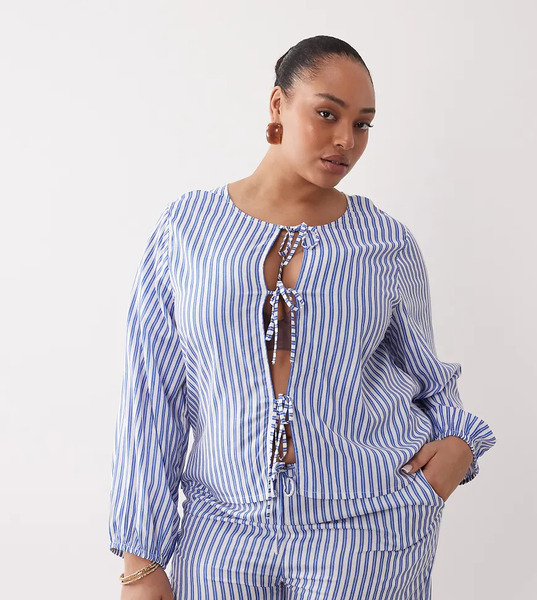  Esmee Curve Top Playero A Rayas Azules Y Blancas De Manga Larga Con Lazada Delantera De Esmee Curve (parte De Un Conjunto) 