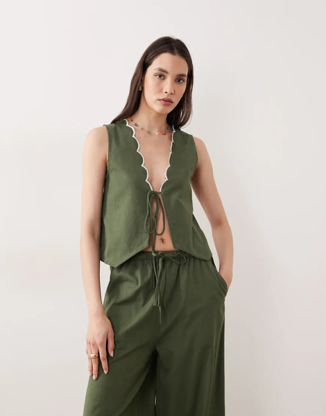  Esmée Top Playero Verde Oliva Con Lazada Delantera Y Ribete Festoneado Color Crema De Esmee (parte De Un Conjunto) 