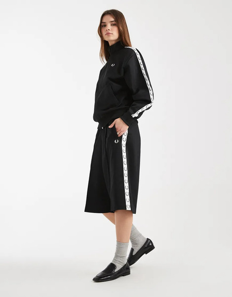  Fred Perry Pantalones Cortos De Chándal Negros De Corte Alargado Con Detalle De Cinta Del Logo De Fred Perry (parte De Un Conjunto) 