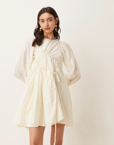  Ghospell Vestido Corto Color Crema Con Detalles Fruncidos Anudados En El Cuerpo Y Las Mangas Exclusivo De Ghospell-blanco 