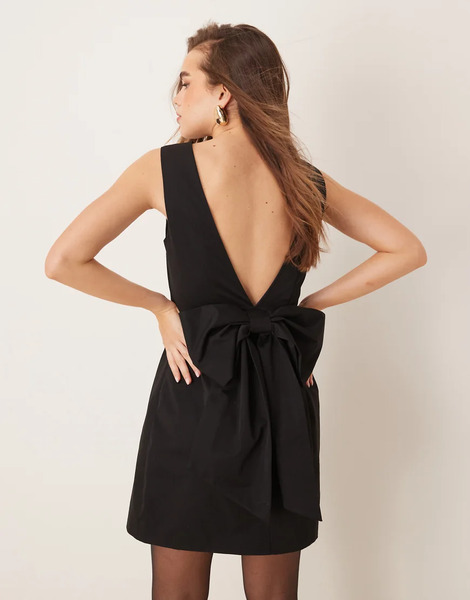  Gina Tricot Vestido Corto Negro Con Espalda Baja En Forma De Pico Y Detalle De Lazo Extragrande En La Espalda De Gina Tricot 