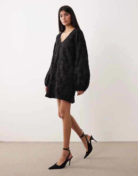  Gina Tricot Vestido Corto Negro De Manga Larga Con Cuello De Pico Y Brocado De Rosa Tridimensional De Gina Tricot 