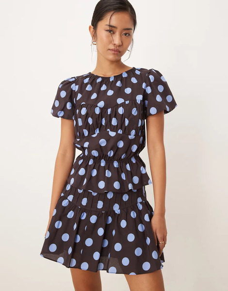  Glamorous Blusa Marrón Con Estampado De Lunares Azules, Mangas Abullonadas Y Detalle De Volantes De Glamorous (parte De Un Conjunto)-multicolor 