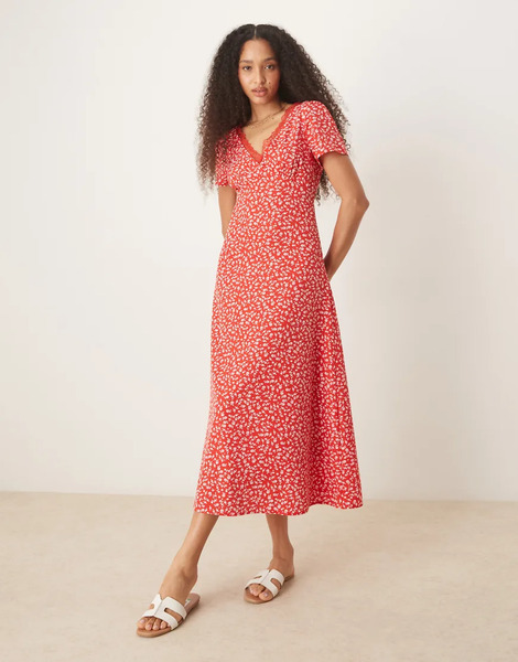  Glamorous Vestido De Tarde Midi Rojo Con Estampado De Florecitas, Cuello De Pico Y Ribete De Encaje De Glamorous 