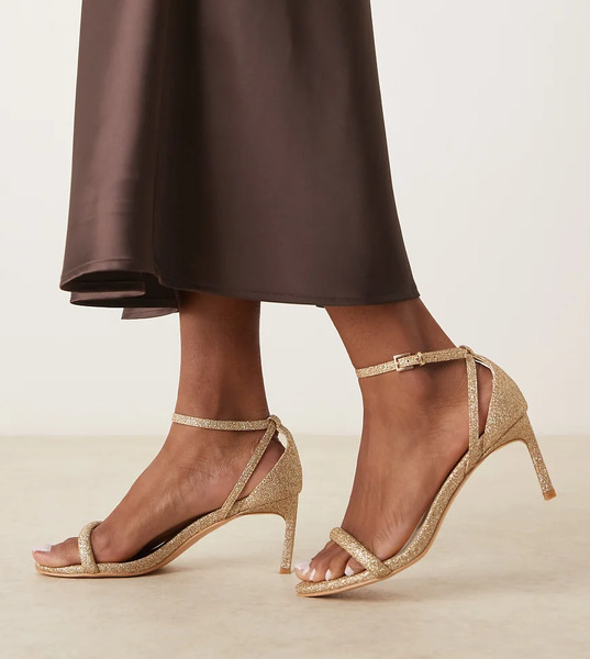  Glamorous Wide Fit Sandalias Doradas De Tacón Con Acabado De Purpurina Y Diseño Minimalista De Glamorous Wide Fit-dorado 