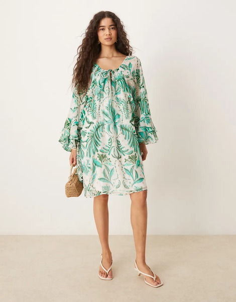  Hope & Ivy Vestido Corto Verde Con Estampado De Palmeras, Volante En Las Mangas Y Lazada Al Cuello De Hope & Ivy 