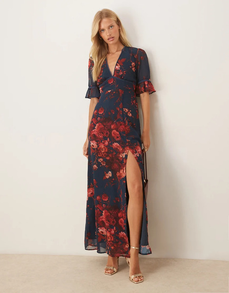  Hope & Ivy Vestido Largo Azul Marino Y Rojo Con Estampado Floral, Cuello De Pico, Detalle De Botones Y Abertura Trasera Y Delantera De Chifón De Hope & Ivy 