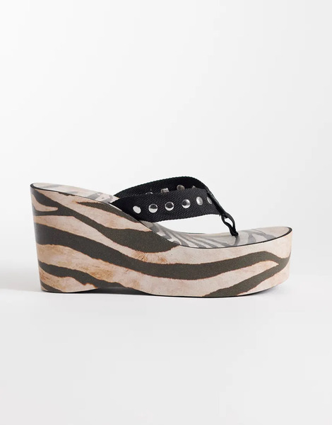  I.am.gia I.am.gia - Shelby 2.0 - Chanclas De Cuña Con Plataforma, Estampado De Cebra Y Tachuelas (parte De Un Conjunto)-multicolor 