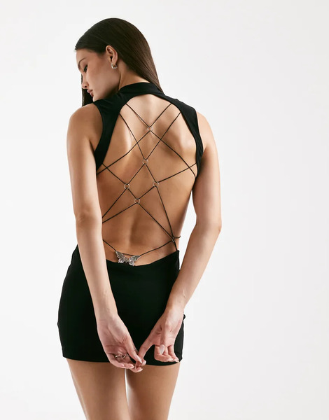 I.am.gia Vestido Corto Negro Ceñido Con Abertura Vertical Y Espalda Al Aire Con Tiras Cruzadas, Patrón De Herrajes Y Detalle De Mariposa Larisa De I.am.gia 