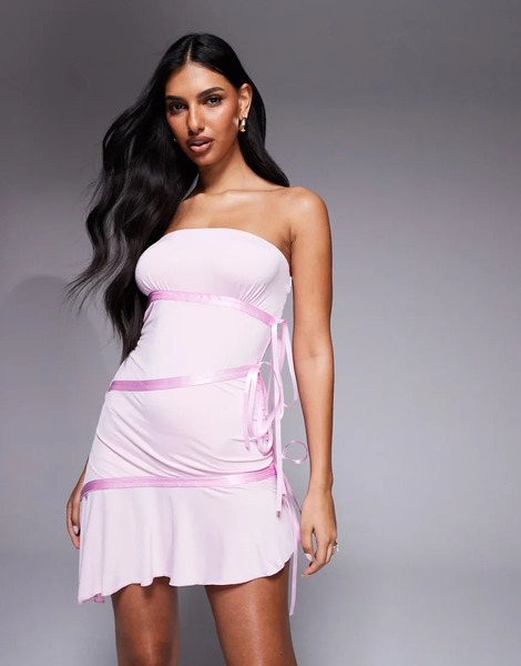  I.am.gia Vestido Corto Rosa Pastel Ceñido Con Escote Palabra De Honor, Bajo Asimétrico Y Detalle De Cintas De Satén En Contraste Arly De I.am.gia 