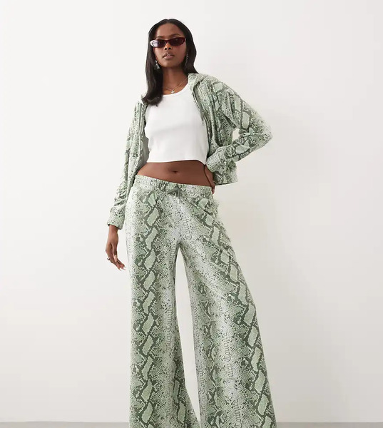  Juicy Couture Juicy Couture - Colección Exclusiva - Joggers Verdes De Pernera Ancha Con Estampado De Serpiente Y Logo De Strass De Velour (parte De Un Conjunto) 