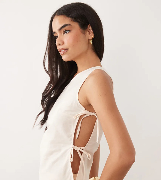  Kaiia Kaiia - Colección Exclusiva - Conjunto Beis De Top Asimétrico Con Detalle De Abertura Y Lazada En El Lateral De Mezcla De Lino-neutro 